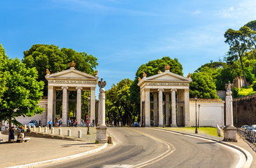 Obraz premium Monumentalne wejście do Willi Borghese w Rzymie
