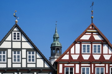 Fototapeta na wymiar Celle - Fachwerkhäuser und Turm der Stadtkirche St. Marien