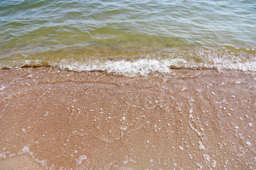 волны и камни на морском берегу