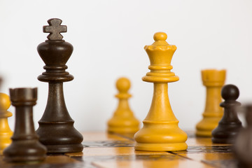 Scacchi fotografati su una scacchiera