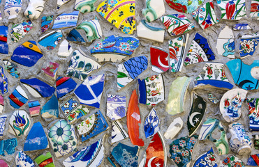 Fototapeta premium wall with broken ceramic plates colored fragments