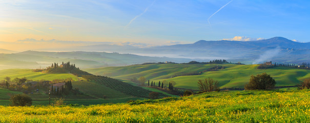 Lever de soleil brumeux dans le Val d& 39 Orcia, ou Valdorcia, une région de Toscane, en Italie centrale, qui s& 39 étend des collines au sud de Sienne jusqu& 39 au Monte Amiata.