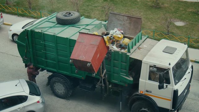 garbage transport car loading itself