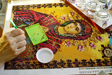 Diamond embroidery with the image of the Virgin