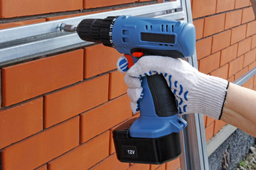 Hand in glove with Cordless screwdriver