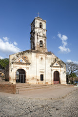 Fototapeta na wymiar Kuba, Trinidad: Fassade einer alten Kirche Ruine im Zentrum der berühmten kubanischen Kleinstadt - Touristenattraktion
