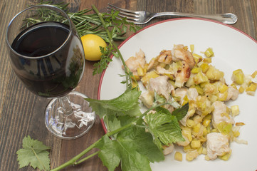 pollo con puerros,salteado de pollo frito con puerros,una copa de vino, hojas de vid