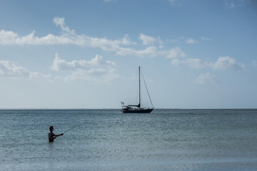 angeln im meer - faser island, australien