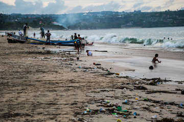 furchtbar verschmutze Strände in Bali, Indonesien