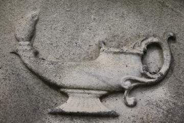 Fototapeta na wymiar Lampe d'Aladin sur une tombe du cimetière du Père Lachaise à Paris