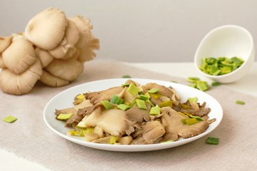 Oyster mushroom wiht leek on the plate