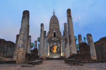 Naklejka premium Ancient big buddha image and ruin city