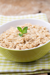 Oatmeal porridge with blueberries. healthy breakfast.