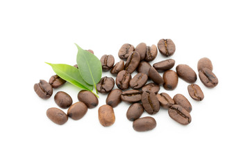Obraz premium Coffee grains and leaves isolated on the white backgrounds.