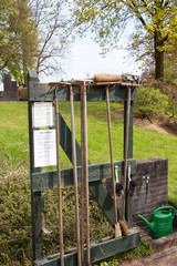 Werkzeug auf dem Friedhof