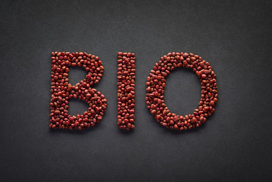 Bio Adzukibohne als Schriftzug auf dunklem Untergrund