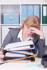 Frau im Büro mit Burnout