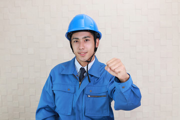 ガッツポーズの労働者