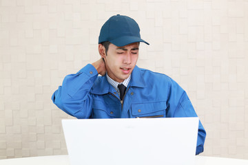 疲れた表情の作業員