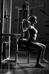 Fototapeta na wymiar Frau am Latzug mit Rücken Training sexy schwarz weiß Porträt
