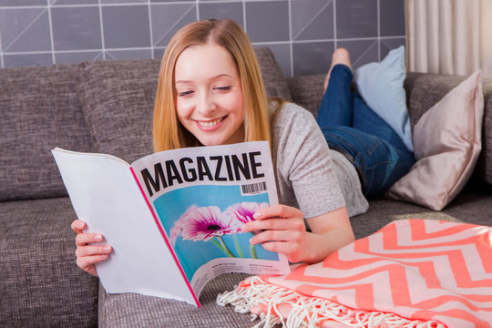 Junge Frau liest Zeitschrift