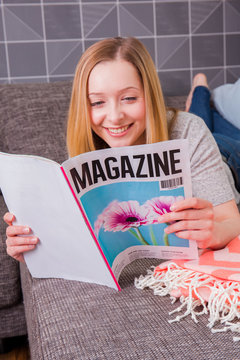 Junge Frau liest Zeitschrift