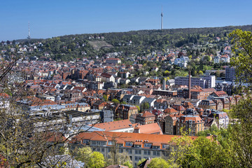 Stuttgart: Blick über Tal und Dächer der Hauptstadt von Baden-Württemberg mit Fernsehturm am...