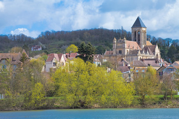 Vétheuil au printemps, église notre-dame, Bords de Seine