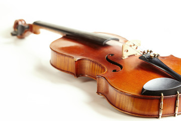 Fototapeta premium aged handmade violin on white background