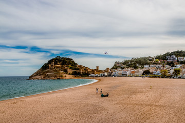 La plage et la ville de Tossa de Mar