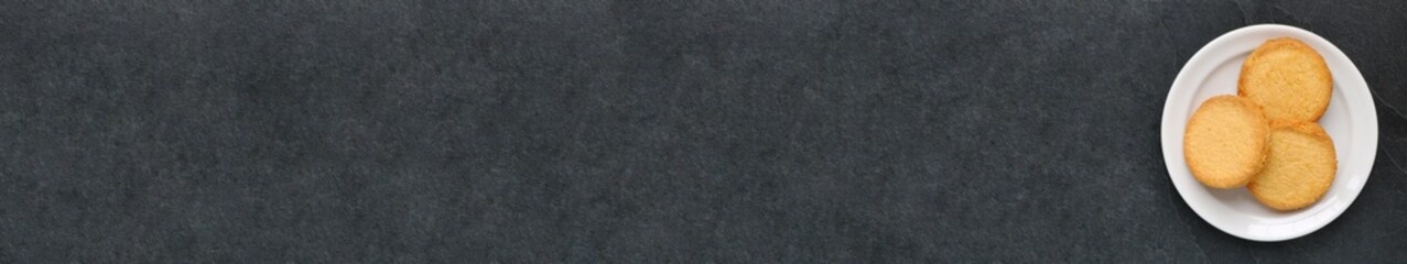 Sablés dans une assiette sur ardoise... carte, menu, bannière 