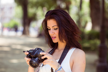 Turista mirando la pantalla de la cámara después de hacer una fotografía en Sevilla