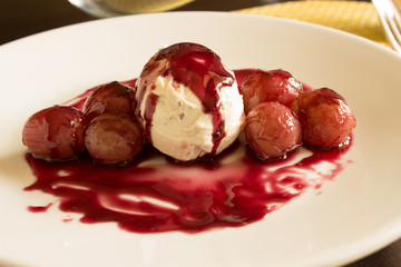 Queso con vinagreta de uva rosada