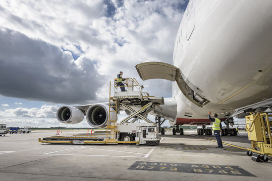 Freight handling machinery with A380 aircraft