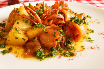 Calamar con pasta y vino blanco