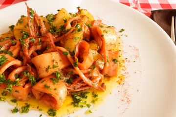 Calamar con pasta y vino blanco