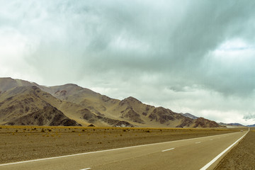Ruta Nacional 60 (Catamarca, Argentina) en camino hacia Chile con cerros de fondo