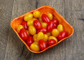 Yellow and red cherry tomatoes