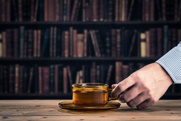 本棚の部屋 机の上に置いてあるカップとソーサー