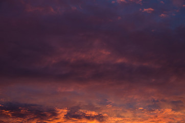 Obraz premium saturated colors colorful sunset . Summers are warm and beautiful sunset . Clouds filled with different colors of the rainbow . the sky as if drawn by an artist's brush