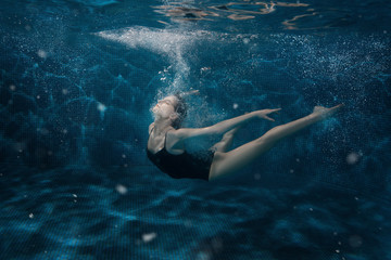 Fototapeta na wymiar Woman dancing in the underwater.