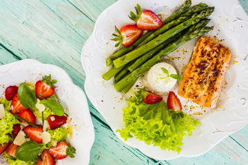 Salmon, asparagus with fresh strawberries, light diet
