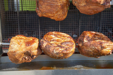Cuisson de jambons au barbecue