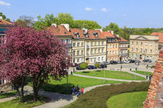Warszawa, wiosenny widok z murów starego miasta na ulicę Mostową
