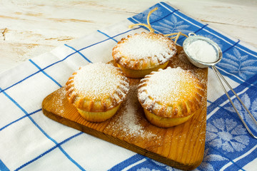 Small confiture pies and baking sieve