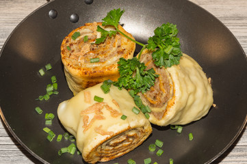 Maultaschen, gerollt, in der Pfanne angebraten