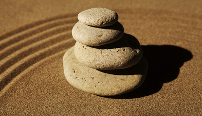 Fototapeta na wymiar pierres en équilibre sur le sable