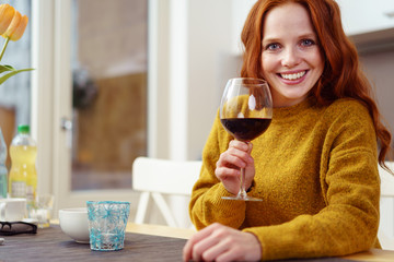 entspannte frau mit einem glas rotwein