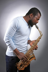 Obraz na płótnie Canvas African American jazz musician playing the saxophone