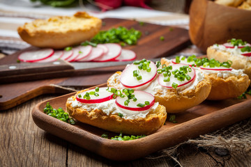 Toasts with radish, chives and cottage cheese.